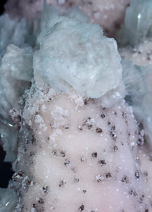 Baryte with Rhodochrosite epimorphic on Calcite. 