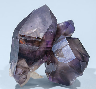 Quartz (variety amethyst) doubly terminated. Front