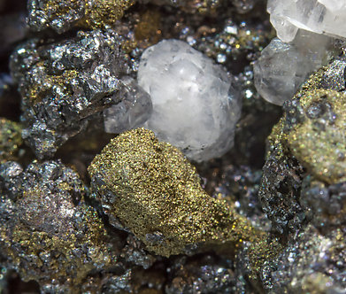 Acanthita (variedad-Se) con Polybasita (variedad-Se) y Calcita. 