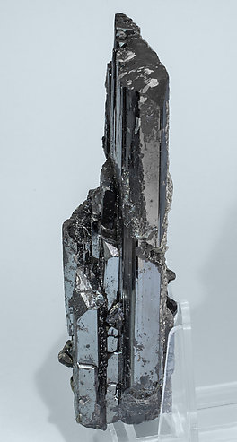 Ferberite with Calcite-Dolomite and Pyrite. Side