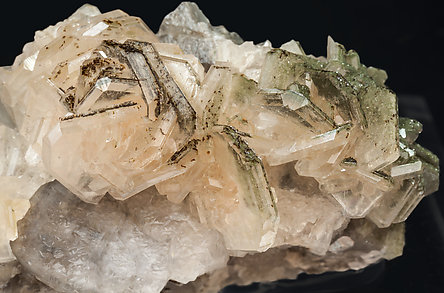 Hydroxyapophyllite-(K) with Calcite, Hubeite and Quartz. 