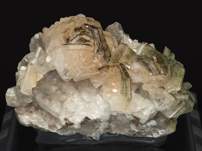 Hydroxyapophyllite-(K) with Calcite, Hubeite and Quartz.