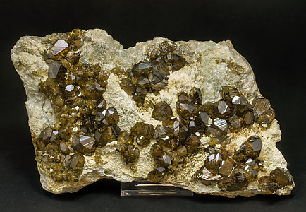 Andradita (variedad topazolita) con Calcita. Vista frontal
