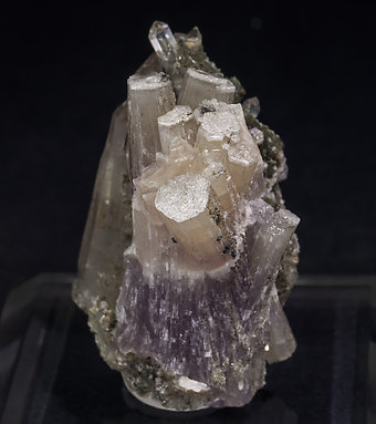 Fluorapatite with Quartz, Muscovite and Chlorite. Side