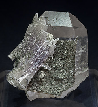 Fluorapatite with Quartz, Muscovite and Chlorite. Rear