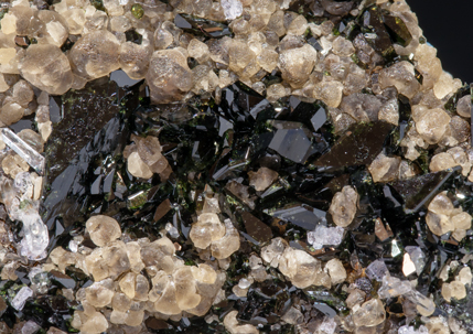 Kulanite with Fluorapatite, Siderite and Quartz. 