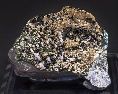 Kulanite with Fluorapatite, Siderite and Quartz. Front