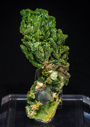 Pyromorphite with Quartz. Front