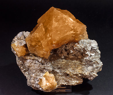 Scheelite on Muscovite.