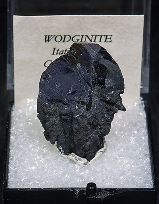 Wodginite.