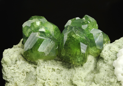 Andradite (variety demantoid) with Calcite. Detail / Photo: Joaquim Calln