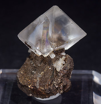Fluorita octaédrica con Pirrotita. Vista lateral