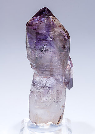 Quartz scepter (variety amethyst). Rear