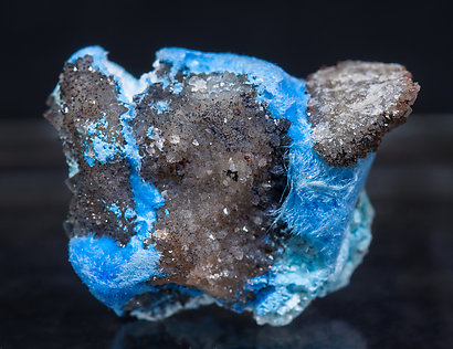Carbonatecyanotrichite with Calcite and Fluorite. Rear