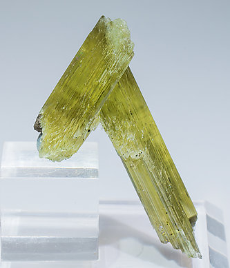 Twinned Diaspore with Rutile.