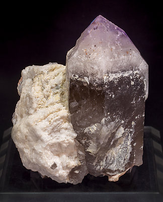 Quartz (variety amethyst) with Quartz (variety smoky) and Microcline. Side