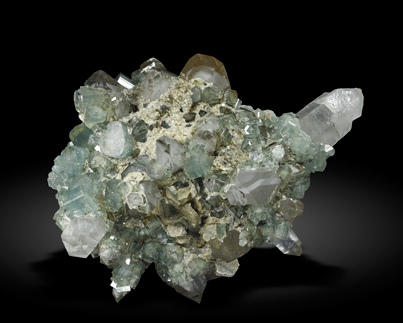 Fluorapatite with Quartz, Siderite and Ferberite. Front / Photo: Joaquim Calln