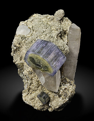 Fluorapatite with Quartz, Siderite, Muscovite and Chlorite. Side / Photo: Joaquim Calln