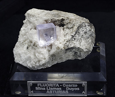 Fluorite with Quartz. Front / Photo: Joaquim Calln