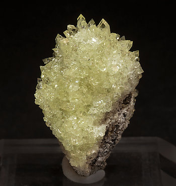 Fluorapophyllite-(K). Rear