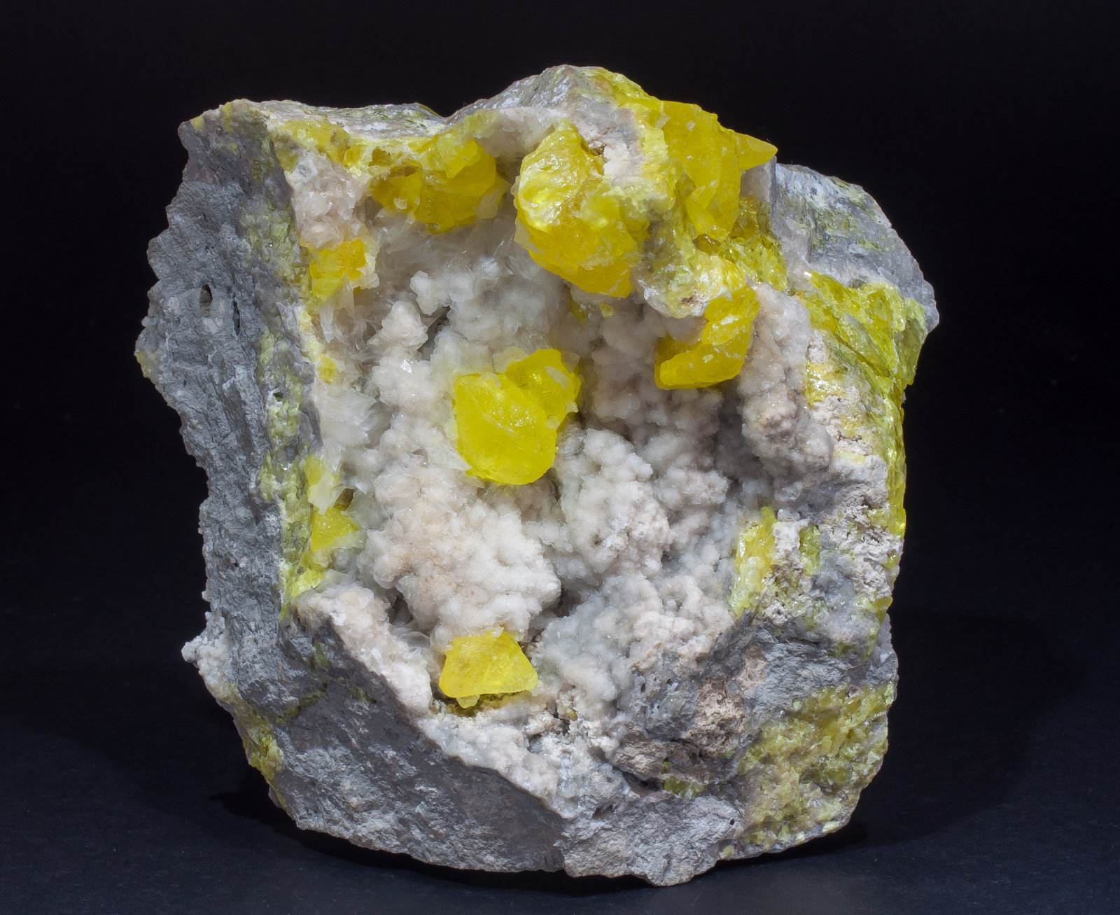 specimens/s_imagesAM3/Sulfur-HM87AM3r.jpg