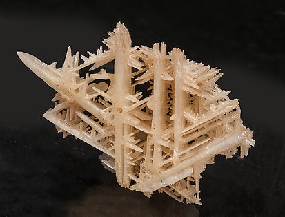 Cerussite (twinned). Front