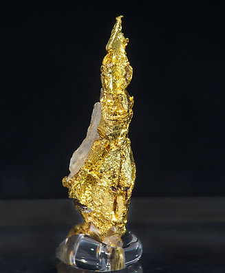 Oro (macla de la espinela) con Cuarzo. Vista frontal