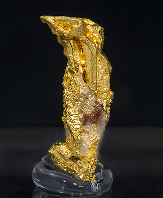 Gold (spinel twin) with Quartz. Front