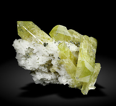 Brazilianite with Albite and Greifensteinite. Side  / Photo: Joaquim Calln