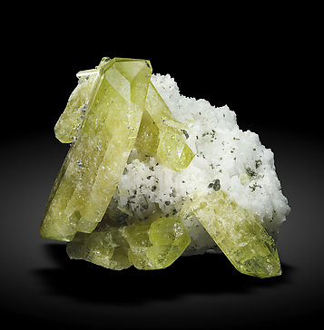 Brazilianite with Albite and Greifensteinite. Side / Photo: Joaquim Calln