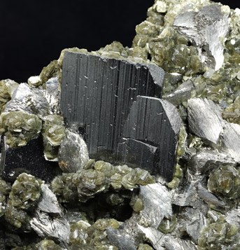 Ferberite with Arsenopyrite, Quartz and Muscovite. Detail / Photo: Joaquim Callén
