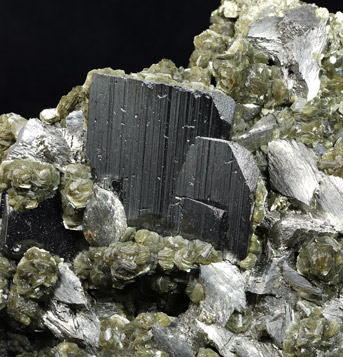 Ferberite with Arsenopyrite, Quartz and Muscovite. Detail / Photo: Joaquim Calln