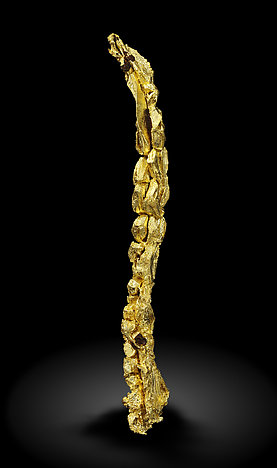 Gold (spinel twin). Side / Photo: Joaquim Calln