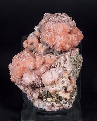 Quartz (variety rose quartz). 