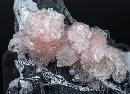 Fluorapophyllite-(K). 