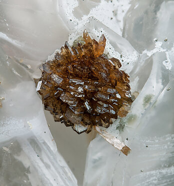 Eosphorite with Greifensteinite and Quartz. 