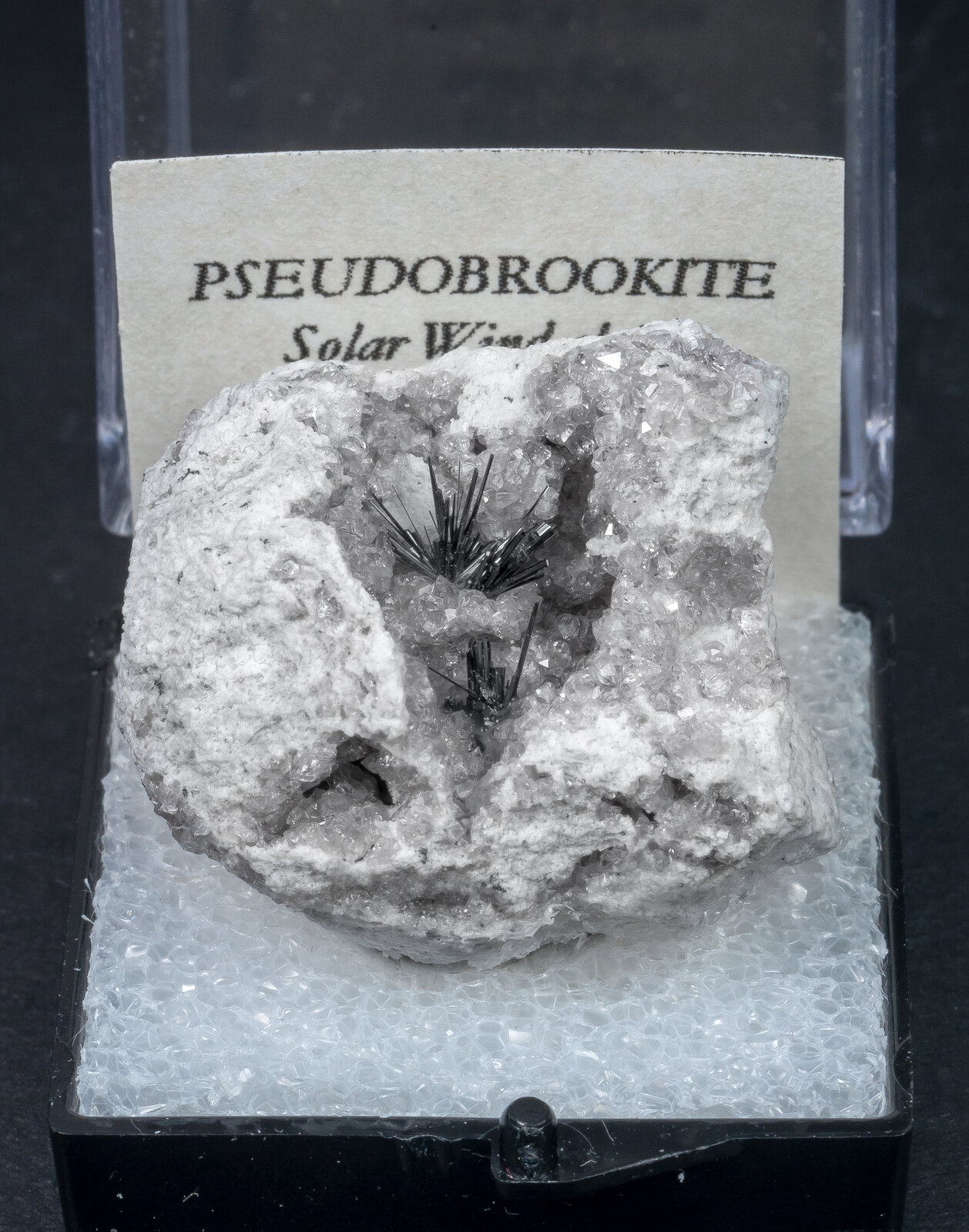 specimens/s_imagesAN0/Pseudobrookite-MB14AN0f1.jpg