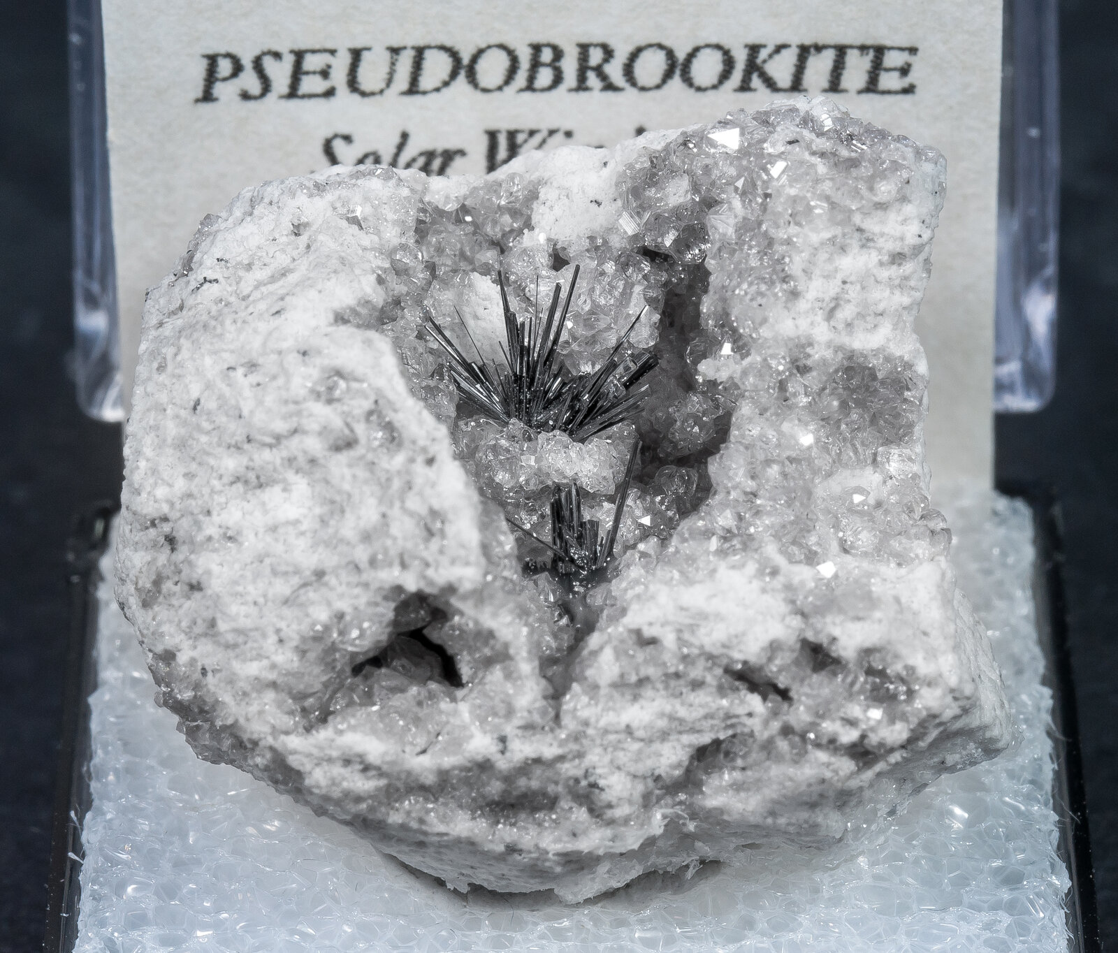 specimens/s_imagesAN0/Pseudobrookite-MB14AN0f2.jpg