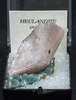 Heulandite-Ca with Stilbite-Ca and Quartz.