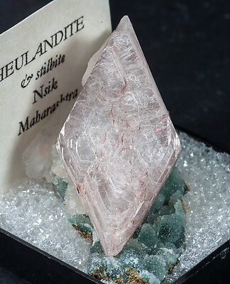 Heulandite-Ca with Stilbite-Ca and Quartz. Side