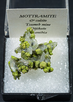 Mottramite with Calcite. 