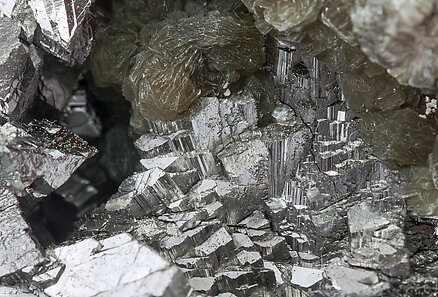 Arsenopyrite with Quartz, Muscovite and Chlorite. 