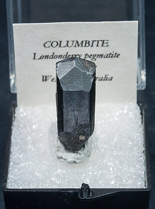 Columbite (Group). Front