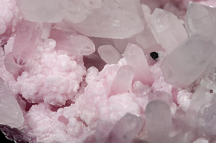 Mn-bearing Calcite with Quartz, Sphalerite, Calcite and Rhodonite. 