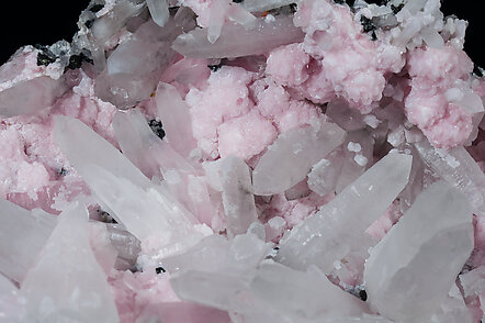 Mn-bearing Calcite with Quartz, Sphalerite, Calcite and Rhodonite. 