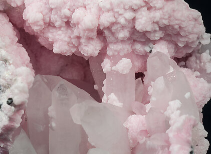 Mn-bearing Calcite with Quartz, Sphalerite, Calcite and Rhodonite. 