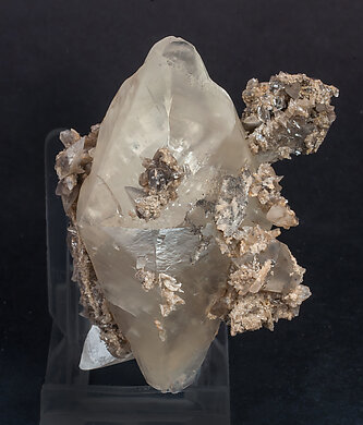 Calcite (twinned). Side