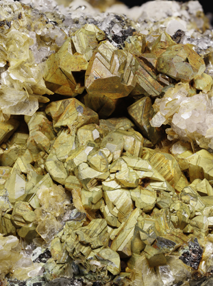Kësterite with Mushistonite, Muscovite, Calcite and Fluorapatite. Detail / Photo: Joaquim Callén