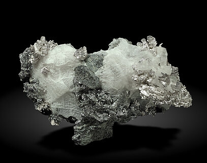 Silver with Löllingite and Calcite. Front / Photo: Joaquim Callén