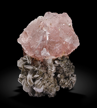 Fluorite with Muscovite. Front / Photo: Joaquim Calln